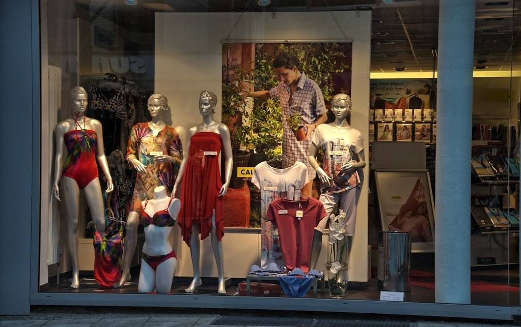 Tenues pour soirée haut chic bas choc : quelles erreurs éviter absolument ?
